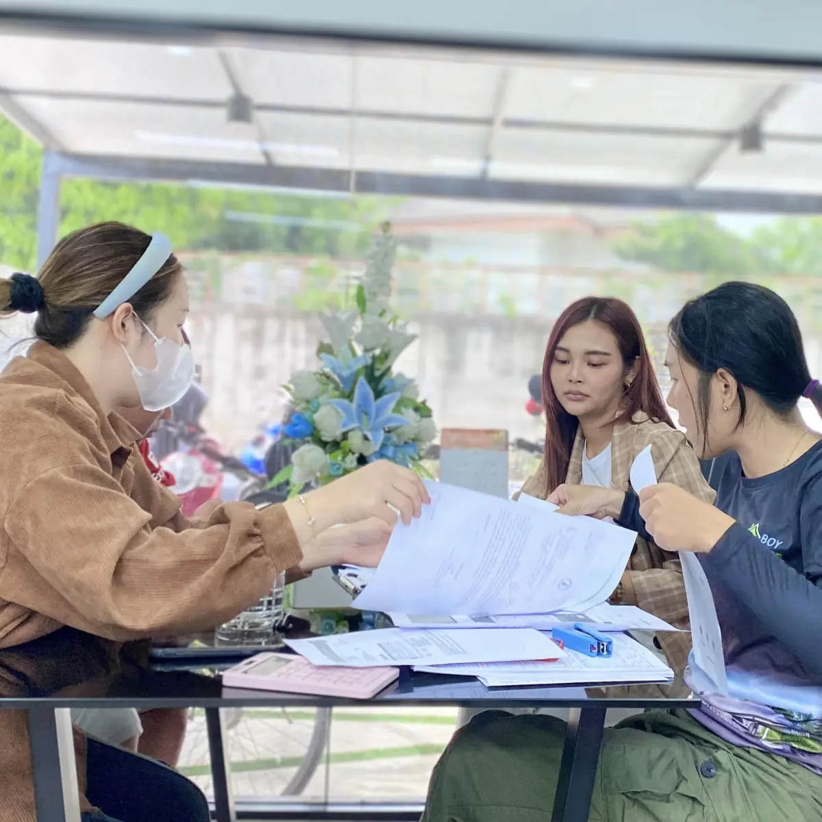 ลูกค้าเข้ามาส่งเอกสารและเช็ควงเงินก่อนยื่นธนาคาร